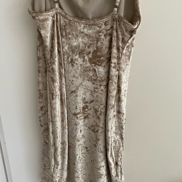 Crunched velvet with beaded detail - Picture 2 of 3